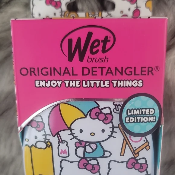 Hello Kitty Wet Brush Detangler - Limited Edition - Picture 2 of 8